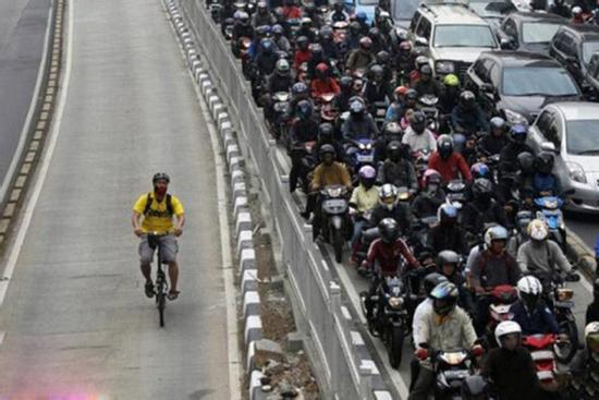 Các quý ông hài hước luôn có những hành động 'đố ai hiểu'