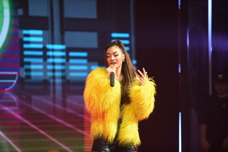 Sự nghiệp hát hò flop lòi của á hậu dính drama yêu chung bồ-3