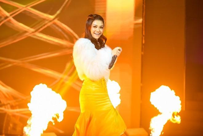 Sự nghiệp hát hò flop lòi của á hậu dính drama yêu chung bồ-4