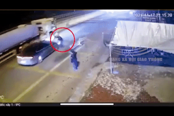Clip: Cố tình thông chốt, xe máy đâm CSGT ngã văng ra đường-1