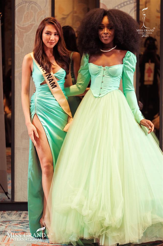 SỐC: Thùy Tiên mặc váy ngắn hở như Can Lộ Lộ tại Miss Grand-14