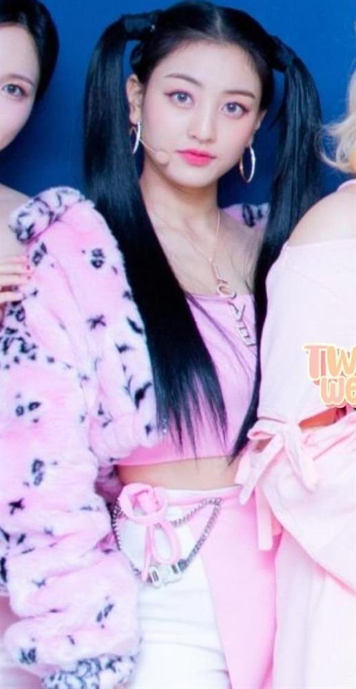 TWICE không còn bị chê sến súa khi diện gam màu hồng khắc tinh-8