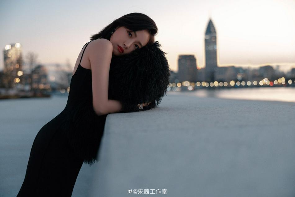 Sự kiện toàn mỹ nữ Cbiz: Địch Lệ Nhiệt Ba liệu có thể cân tất?-6