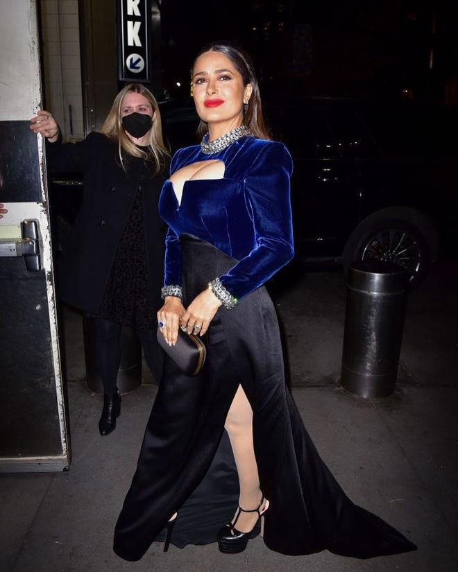 Nữ diễn viên gây hoảng sợ vì bầu ngực như sắp nổ tung-4