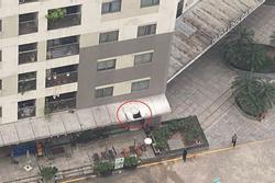 Người đàn ông rơi từ tầng 12 thủng mái hiên chung cư Linh Đàm
