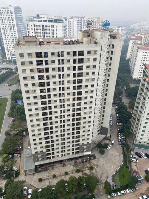 Người đàn ông rơi từ tầng 12 thủng mái hiên chung cư Linh Đàm-3