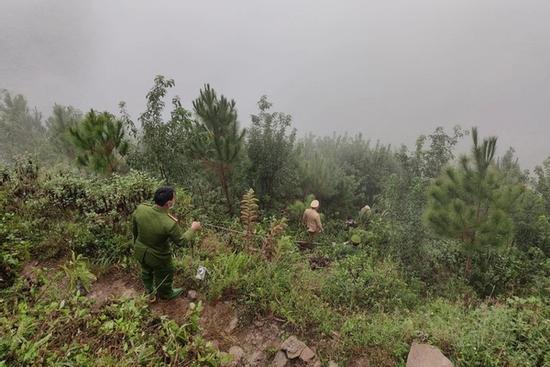 KIA Morning lao xuống vực sâu ở Mã Pí Lèng, 3 người tử vong