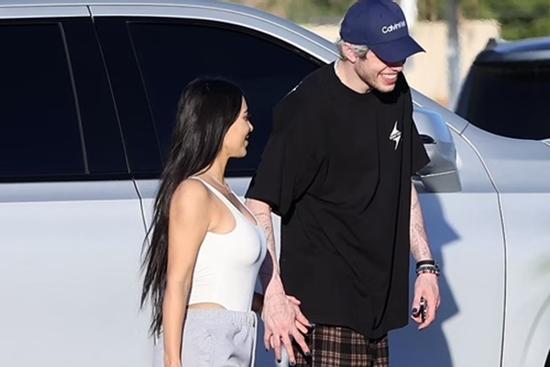 HOT: Kim Kardashian hẹn hò danh hài đẹp trai kém 13 tuổi