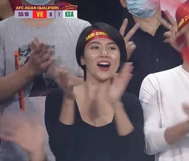 Đi coi bóng đá muốn lên TV, học ngay 4 chiêu độc từ gái xinh VTV này!-3