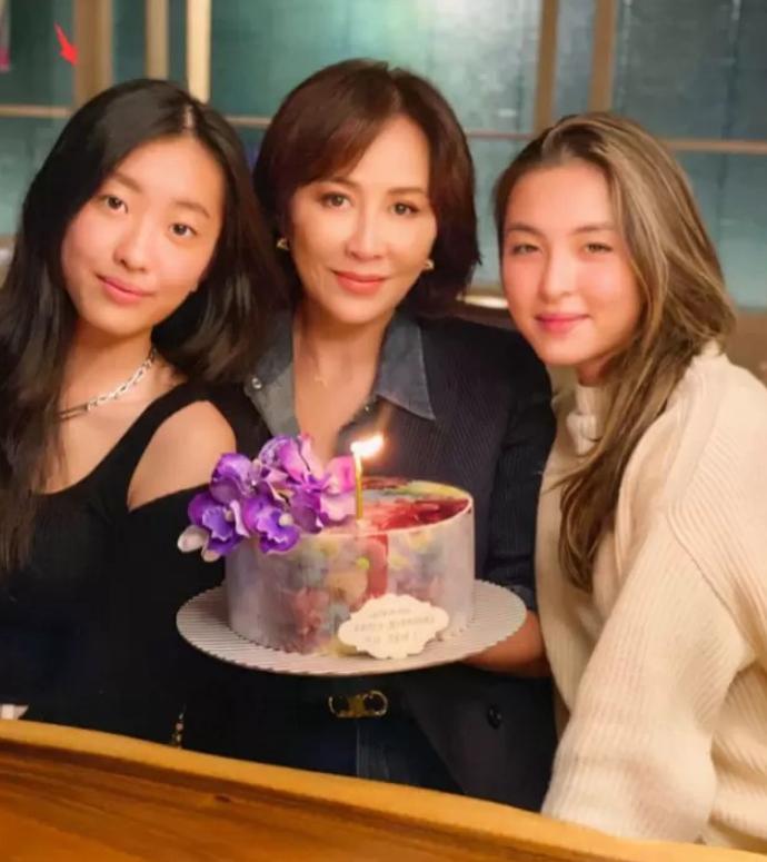 Con gái Trần Dịch Tấn được nuông chiều, tiêu tiền như nước-5