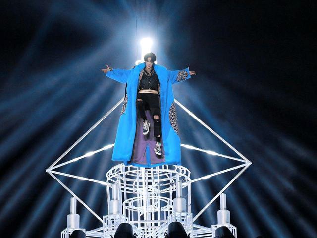 Sân khấu độc nhất vô nhị Vương Nhất Bác: Vừa hát vừa lộn mèo-3