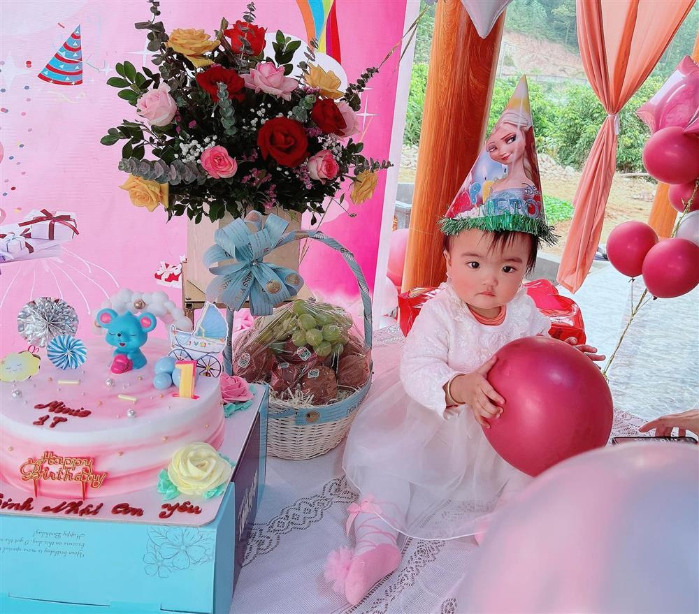 Con gái Mạc Văn Khoa nổi quạu, giật cả tóc mẹ ngày sinh nhật 1 tuổi-1