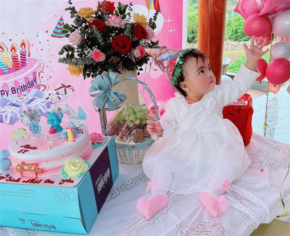 Mới 1 tuổi con gái Mạc Văn Khoa có sở thích dị, bố mẹ choáng-2