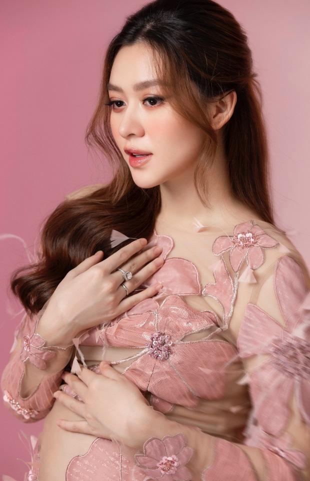 Tường San lần đầu khoe hình nhóc tỳ và đưa lý do giữ kín dung mạo bé-4