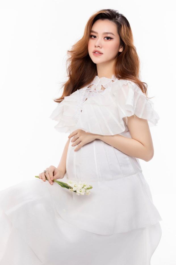 Tường San lần đầu khoe hình nhóc tỳ và đưa lý do giữ kín dung mạo bé-5