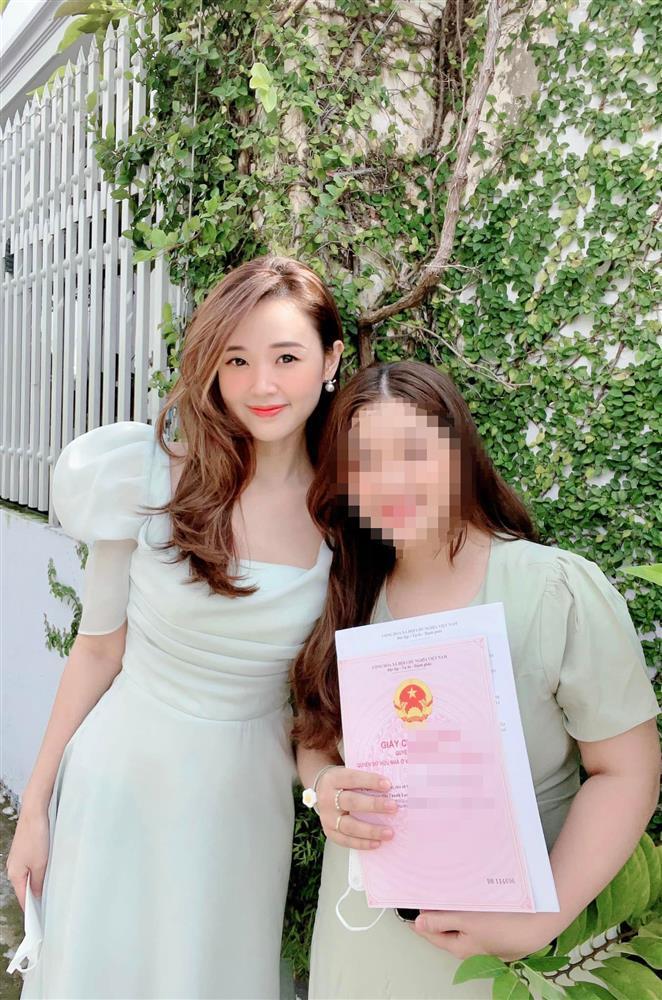 Sốc ảnh Midu khoe cầm trên tay cả xấp sổ đỏ, caption gây tò mò-3