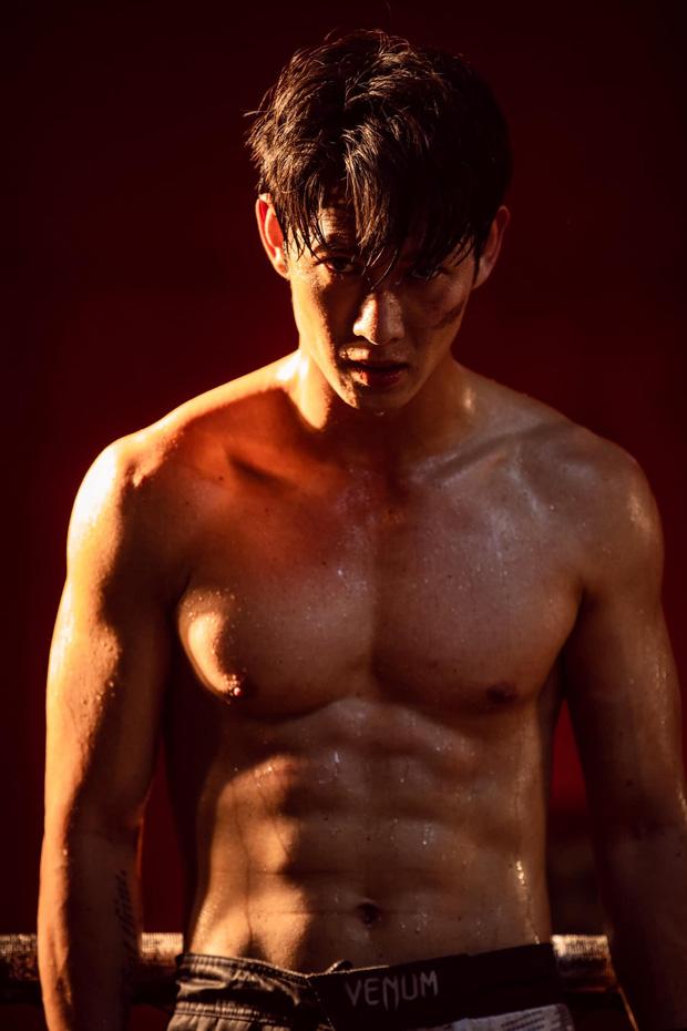 Những ca sĩ nam thần bán nude trên sân khấu khiến fan mlem mlem-7