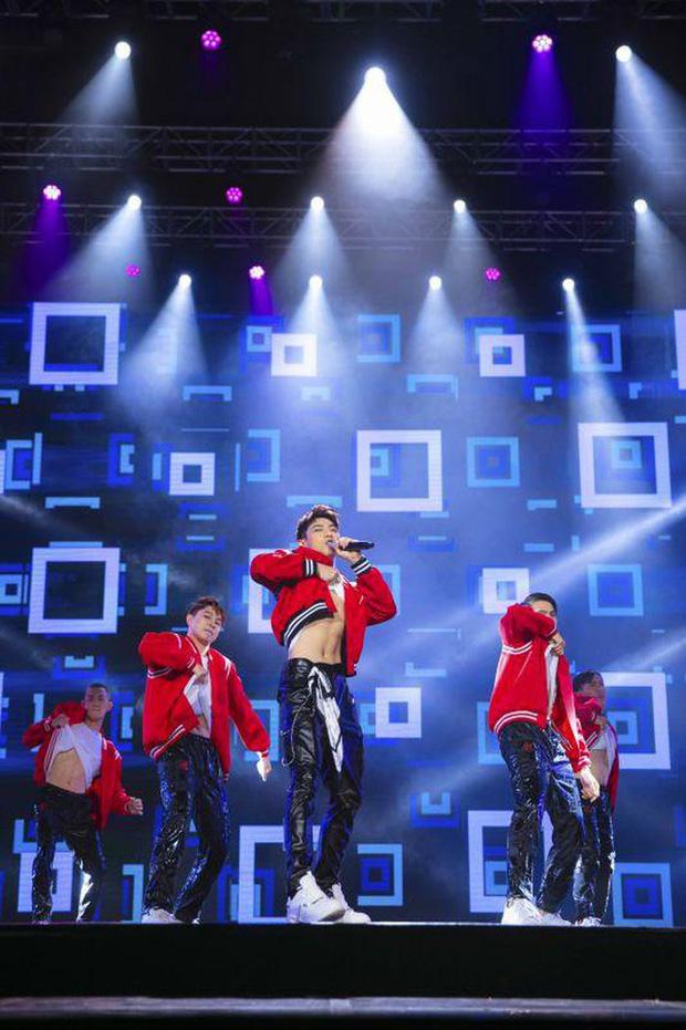 Những ca sĩ nam thần bán nude trên sân khấu khiến fan mlem mlem-3