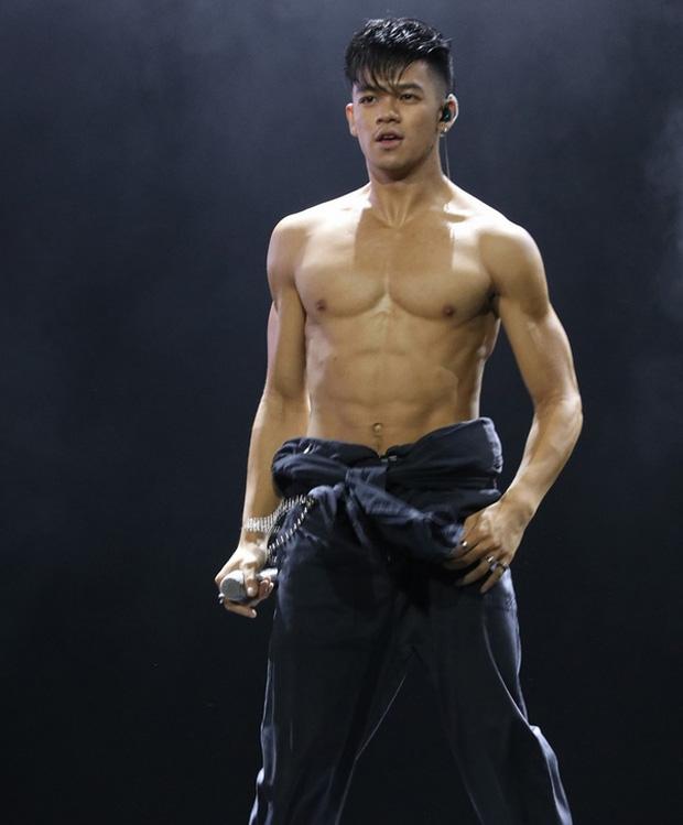 Những ca sĩ nam thần bán nude trên sân khấu khiến fan mlem mlem-5