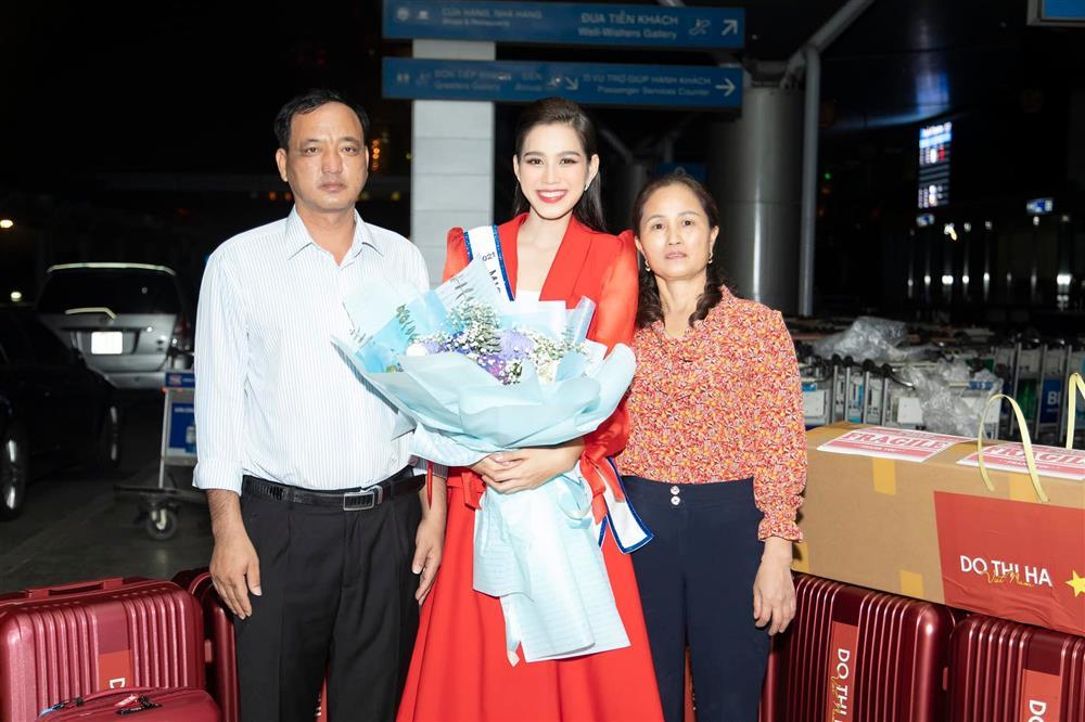 Đỗ Thị Hà đẹp lộng lẫy, khóc trước giờ lên đường thi Miss World-10