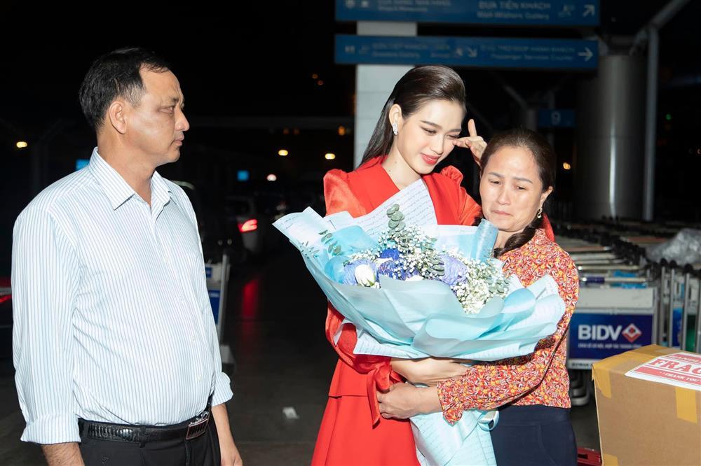 Đỗ Thị Hà đẹp lộng lẫy, khóc trước giờ lên đường thi Miss World-11