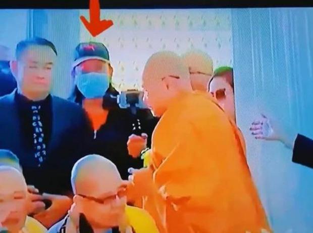 Thực hư hình ảnh Hoài Linh dự đám tang cố ca sĩ Phi Nhung-1