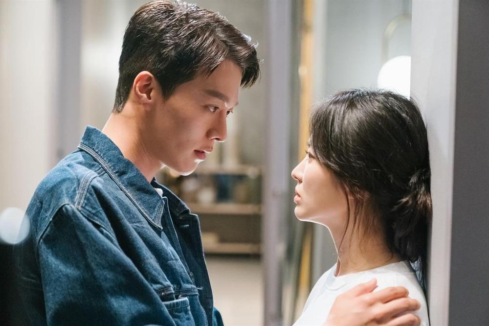 Song Hye Kyo hôn Jang Ki Yong cuồng nhiệt không cứu nổi rating-1