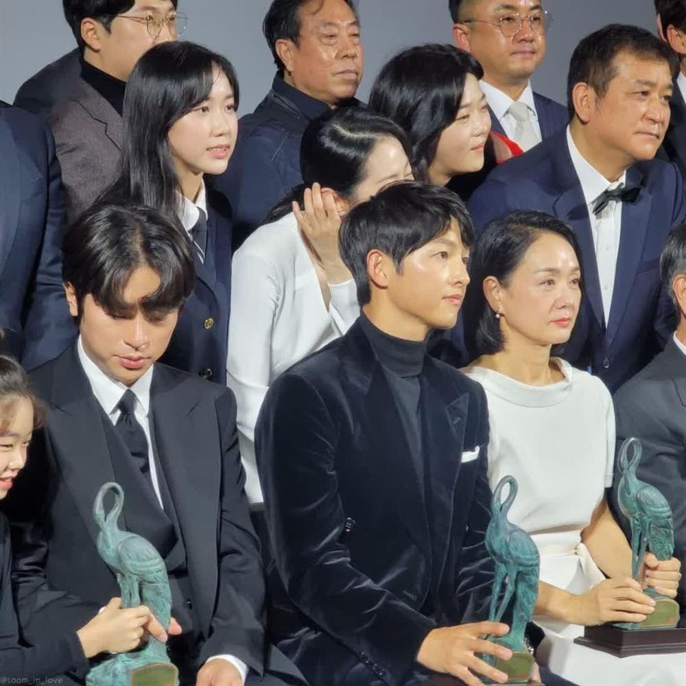 Song Joong Ki giành giải nam chính xuất sắc, vợ cũ bị chê diễn đơ-1