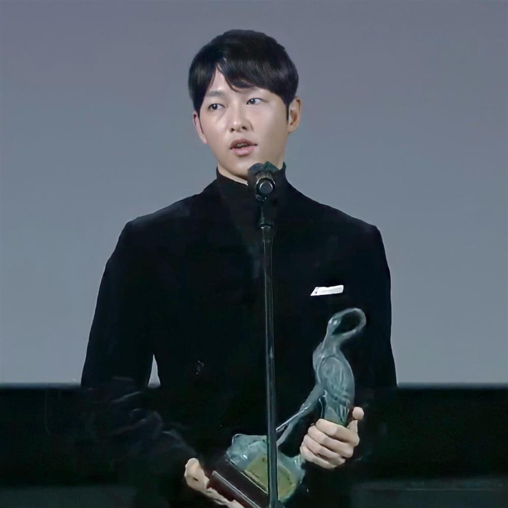 Song Joong Ki giành giải nam chính xuất sắc, vợ cũ bị chê diễn đơ-2