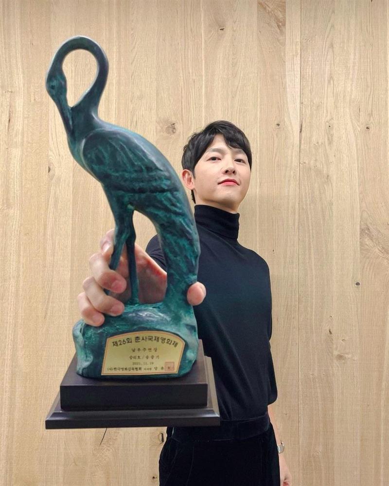 Song Joong Ki giành giải nam chính xuất sắc, vợ cũ bị chê diễn đơ-5