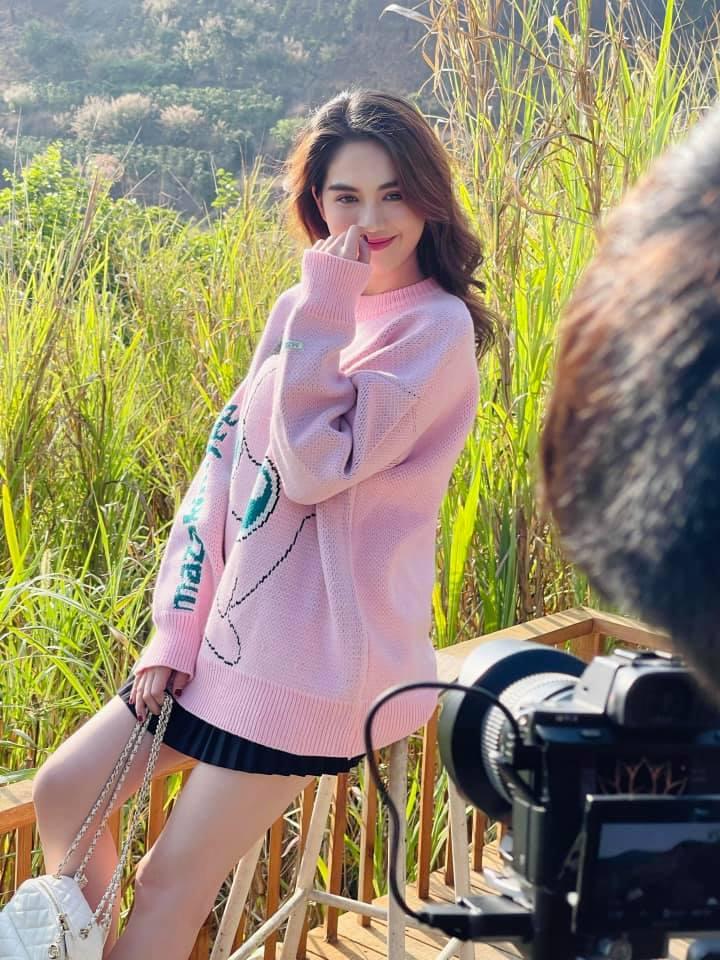 Nào chỉ cởi sạch, Ngọc Trinh mặc đồ len kín bưng vẫn đẹp hết nấc-1