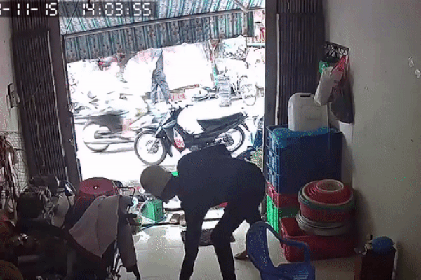 Clip: Chủ nhà hàng ngủ trưa, thanh niên 'tiện tay' vơ luôn xô tiền