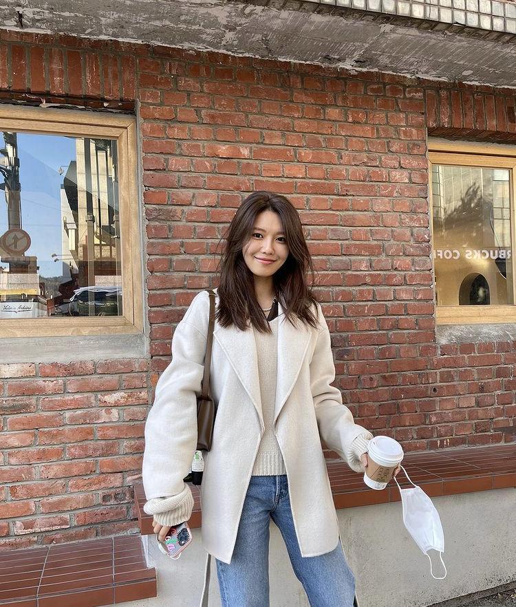 Phối áo len mùa đông sang xịn mịn như Jennie, Yoona-1