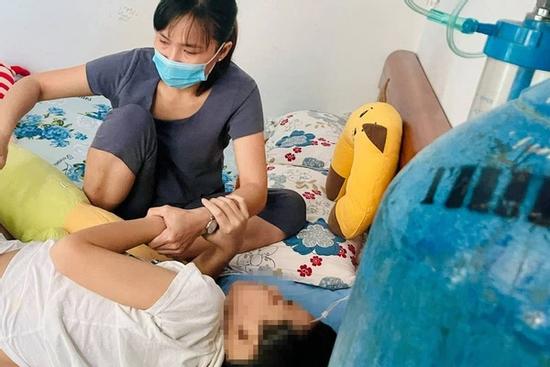 Người con của ông bố chở bình oxy bất chấp lệnh giới nghiêm đã ra đi