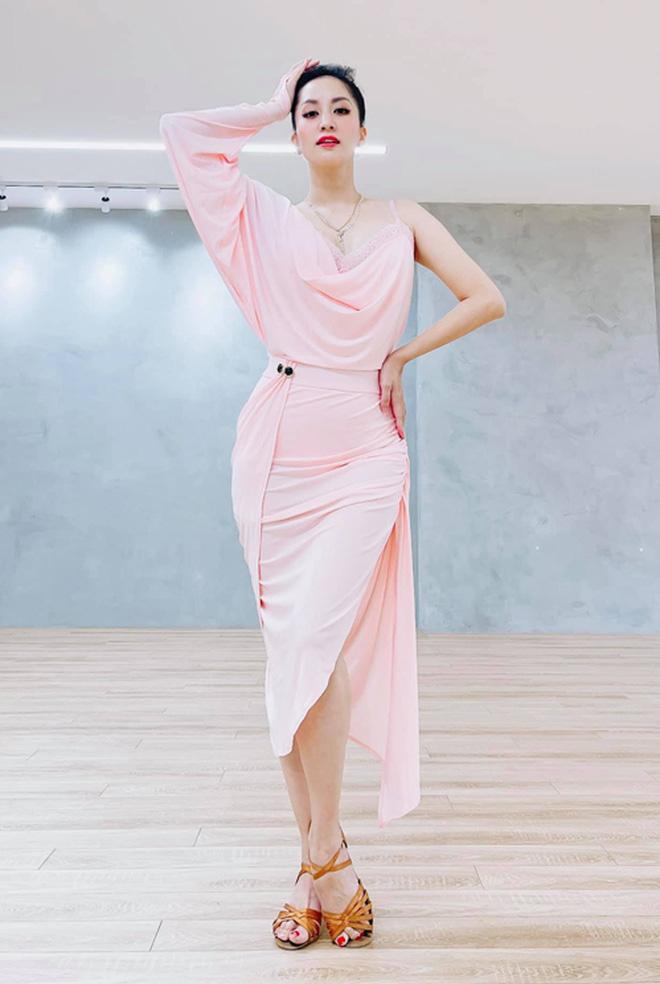 Style cô giáo Vbiz: Midu diện mãi 1 item, nàng Hậu chuộng set đồ tiền tỷ-9