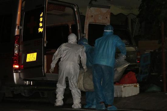 Phá cửa phòng phát hiện người đàn ông mù tử vong mắc Covid-19