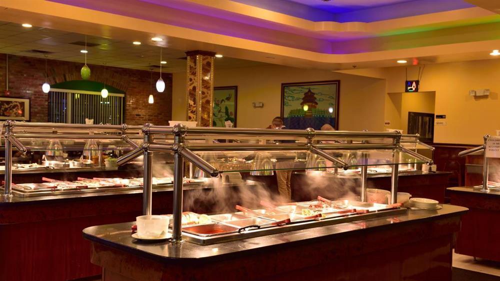 Ăn quá nhiều khi đến nhà hàng buffet, người đàn ông bị cấm cửa-1