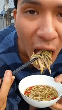Clip chàng trai ngấu nghiến nhai rươi nguyên con, xem mà hãi-1
