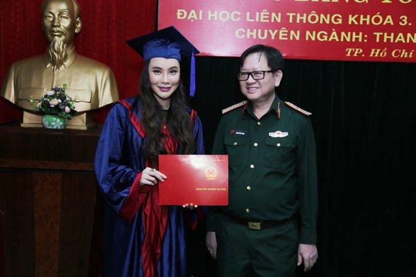 Hồ Quỳnh Hương là một trong những giọng ca nổi tiếng và thành công nhất xuất thân từ Đại học Văn hóa Nghệ thuật Quân đội. Giọng ca Quảng Ninh xuất sắc đạt số điểm thủ khoa của cả 2 kì thi cao đẳng và đại học tại ngôi trường nghệ thuật danh giá này. Ngay từ giọng ca Hoang Mang đã bộc lộ năng khiếu âm nhạc và quyết tâm theo đuổi con đường âm nhạc chuyên nghiệp. Với giọng hát 3 quãng tám khiến cô hát được nhiều thể loại và là giọng nữ cao hàng đầu Việt Nam.