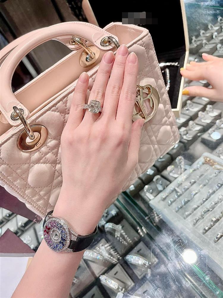 Số hưởng như Di Băng, chỉ nói chơi được chồng tặng kim cương hiếm-4