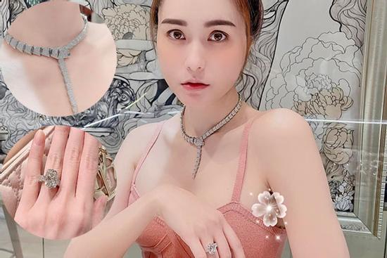 Số hưởng như Di Băng, chỉ nói chơi được chồng tặng kim cương hiếm