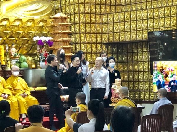 Lễ cúng 100 ngày Việt Quang: Đồng nghiệp nghẹn ngào hát tiễn-6