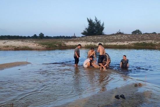 Một học sinh lớp 5 tử vong dưới hồ nước khai thác titan