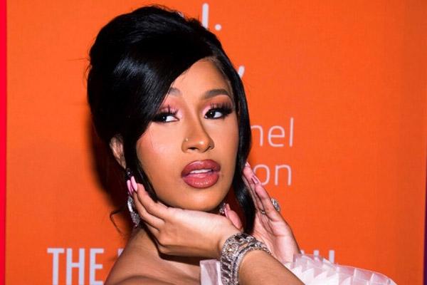 Cardi B đánh khán giả bằng micro?-3