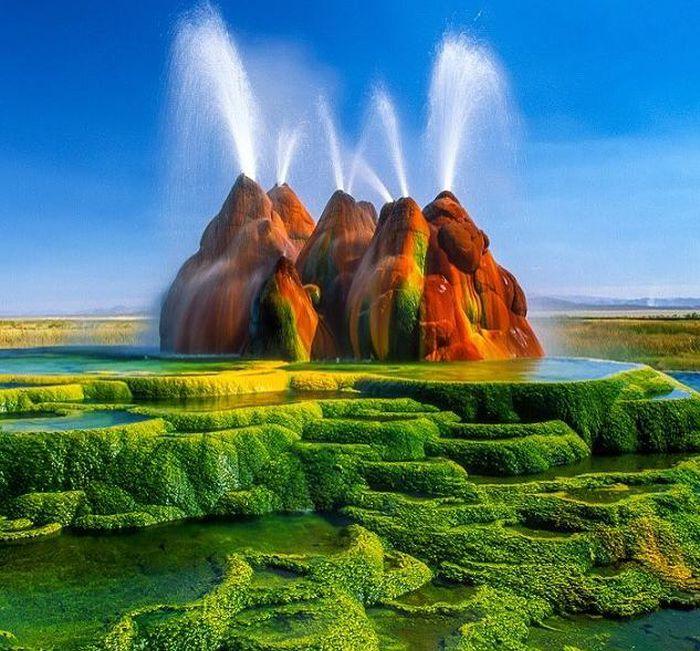 Mạch nước ngầm Fly Geyser, Nevada, Mỹ. Quang cảnh nơi đây nhìn giống như trên một hành tinh khác hoặc là cảnh trong một bộ phim khoa học viễn tưởng. Tuy nhiên, nó thực sự tồn tại trên Trái đất của chúng ta mà cụ thể là tại Nevada, Mỹ.