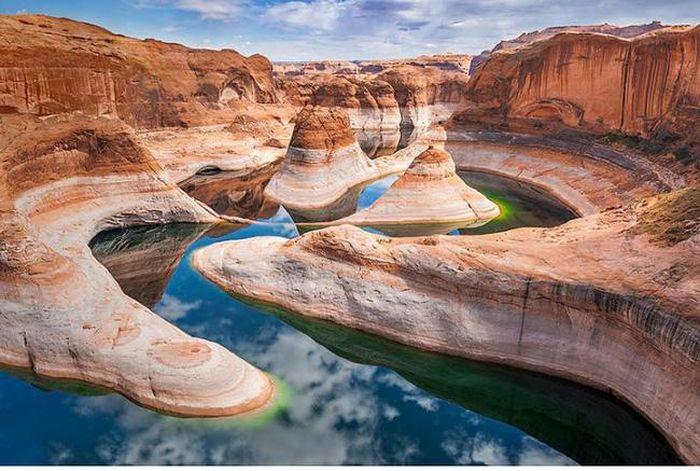 Hẻm núi Reflection Canyon, Utah, Mỹ. Ở một bên hồ Powell, giữa Utah và Arizona, hẻm núi Reflection là một kỳ quan của thiên nhiên với màu sắc độc đáo.