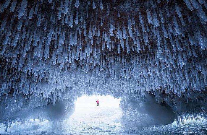 Vẻ hùng vĩ ấn tượng của hang băng thuộc công viên quốc gia Apostle Islands National Lakeshore ở quần đảo Apostle, thuộc phía bắc bang Wisconsin, Mỹ.