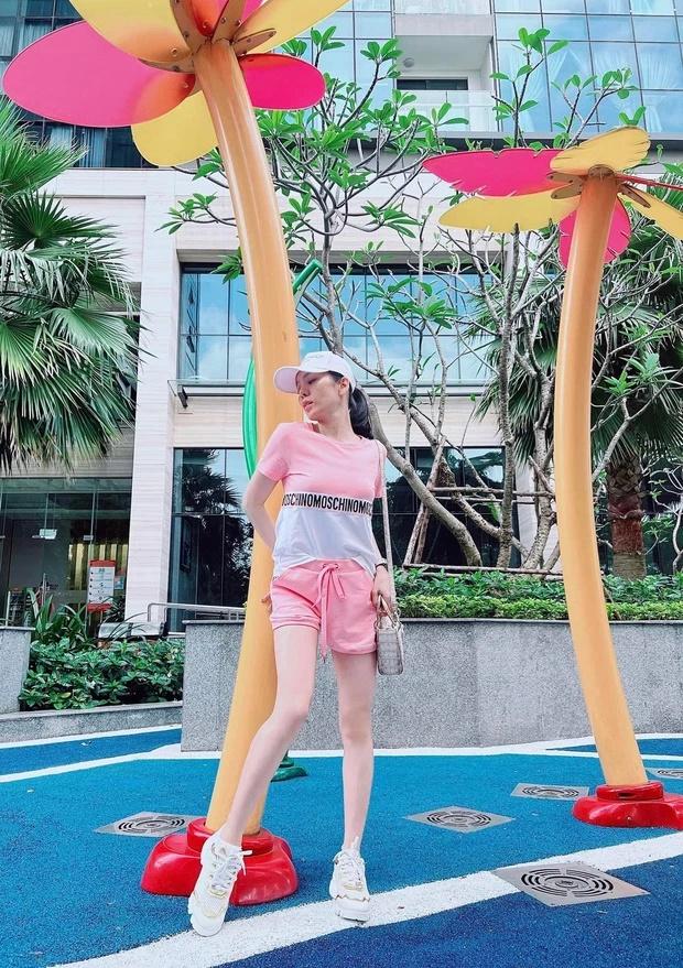 Chi Pu mặc đầm quên nội y - Lệ Quyên diện combo hack tuổi-3