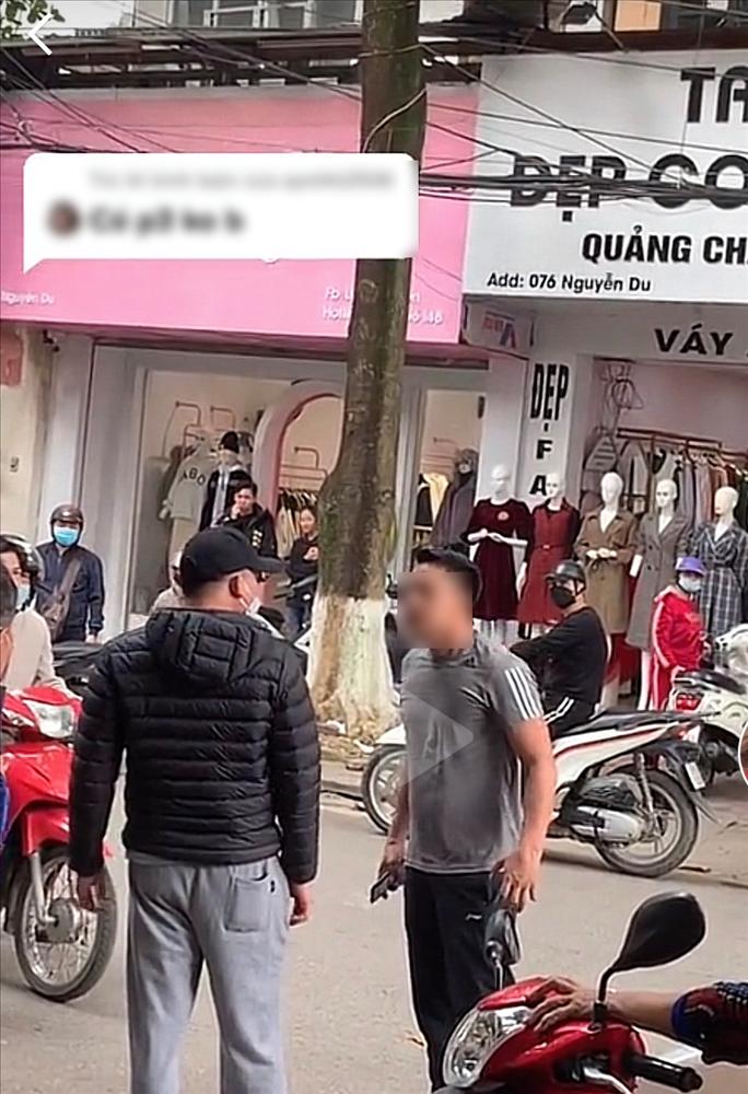 Clip: Bắt quả tang vợ như nhộng trong ô tô, chồng lao tới tát cháy má-1