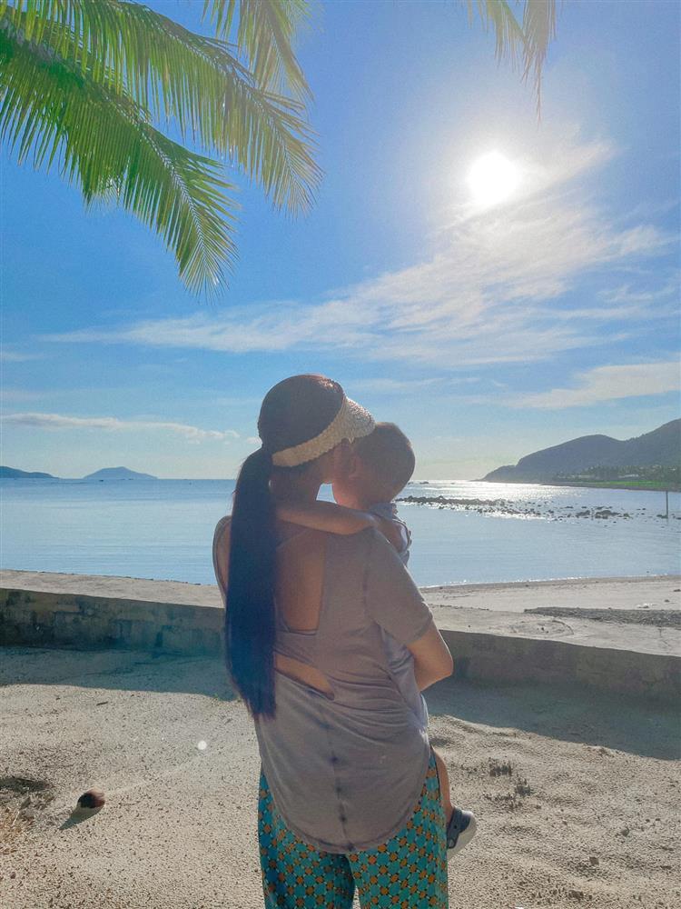 Con trai Lan Khuê dạo chơi cơ ngơi khủng miền biển của bố-6